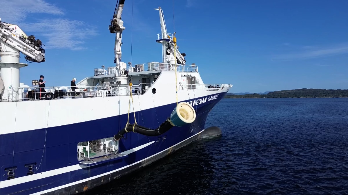 SmoothMove: a low-density fish loading system for enhanced salmon welfare